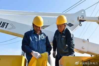 東平縣供電公司在10千伏范村線(xiàn)16號(hào)桿護(hù)村周邊帶電作業(yè)