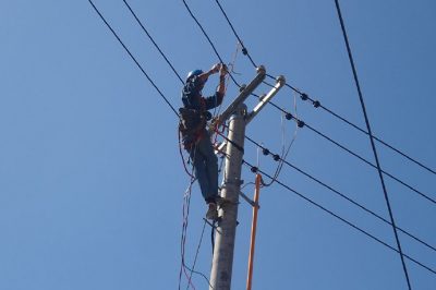 沂源縣供電公司在下柳溝臺區(qū)進(jìn)行線路改遷