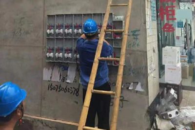 磁縣供電公司農村更換電表箱、整理不規(guī)范線路
