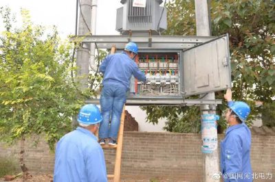 元氏縣供電公司對(duì)供電線路和配變等供電設(shè)施進(jìn)行免費(fèi)檢查和維護(hù)