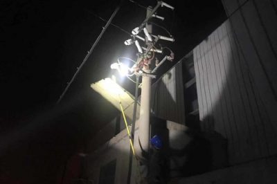 東?？h供電公司搶修受到影響的兩臺(tái)用戶變壓器