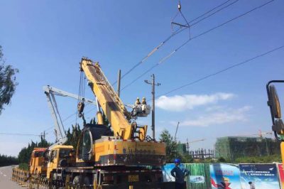 黃島區(qū)供電公司帶電作業(yè)撤除10千伏石鳴甲線(xiàn)021號(hào)桿并重新組立線(xiàn)桿