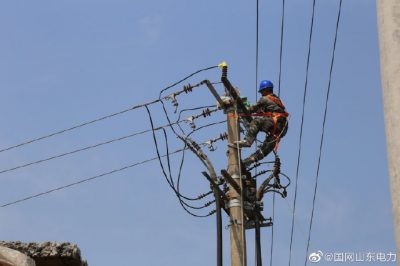 臨沂供電公司檢修人員對10千伏太平工業(yè)二線進(jìn)行檢修作業(yè)
