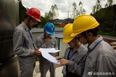 參加變電運(yùn)檢勞動競賽的參賽者正在向裁判匯報(bào)自己對故障的分析
