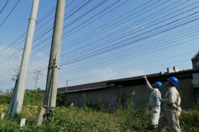 橫扇供電所巡查轄區(qū)內(nèi)的配電線(xiàn)路設(shè)備