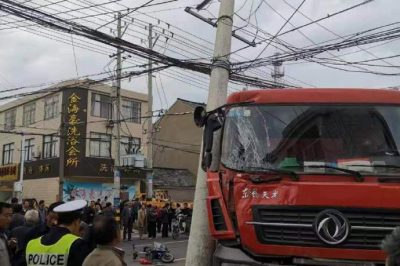 卡車(chē)撞斷電線桿 帶電搶修效率高