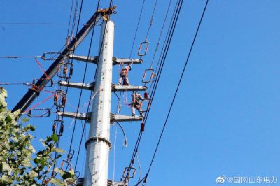 禹城市供電公司對購物廣場進行電纜T接