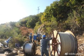 桃村T接廟后段線路工程開(kāi)展架線工作