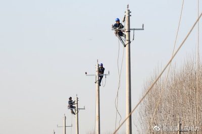 鄒平市供電公司對(duì)實(shí)戶農(nóng)支線開展改造工作