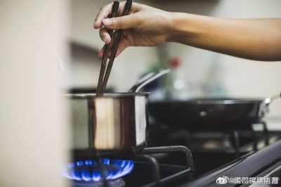 燃?xì)庠畎l(fā)生意外時(shí)，嚴(yán)禁打開任何電器