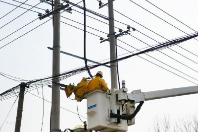 莒南縣供電公司帶電加裝10千伏夾河線電桿開(kāi)關(guān)