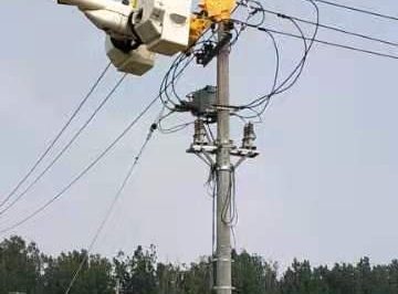 進(jìn)行帶電拆除高壓線。