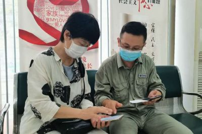 電力小哥也管“修手機(jī)”？分外事也是一片心