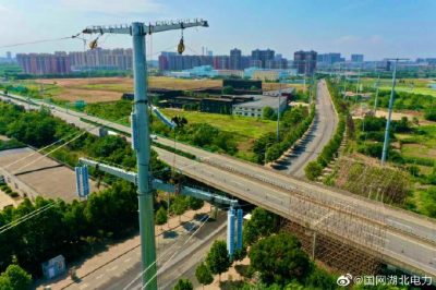 遷改線路，為重點(diǎn)企業(yè)擴(kuò)建讓道