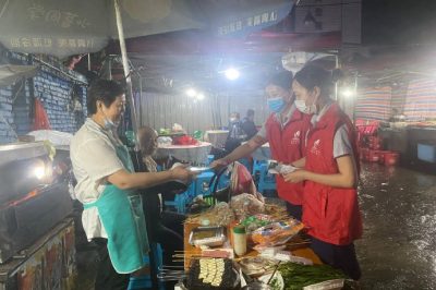 “電小二”進夜市，讓地攤亮起來