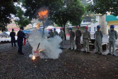 消防中隊(duì)官兵現(xiàn)場給供電公司傳授消防安全知識(shí)