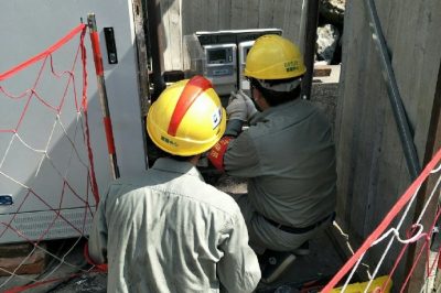 暴雨沖毀配電室，供電員工緊急恢復臨時用電