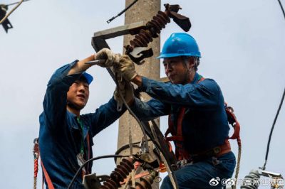 更換老舊電桿、柱上開(kāi)關(guān)、配變刀閘熔斷器