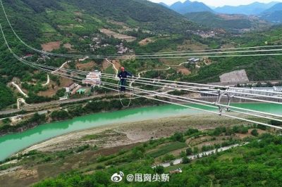 看呆了電力工人飛躍嘉陵江，高空走鋼絲