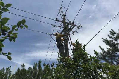 9米桿上帶電作業(yè)，近3米長(zhǎng)、4公斤重的絕緣操作桿