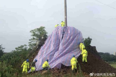 夯實電桿基礎(chǔ)修復滑坡的10千伏線路