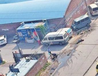 有人高壓線下施工觸電，居民救援“往身上澆水”……這是幫倒忙！