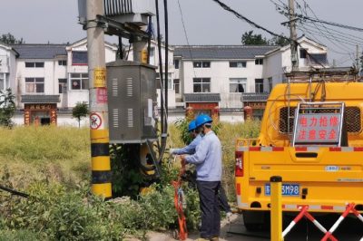 供電所運維人員對鹽閘小區(qū)12、14變壓器進行負荷切改