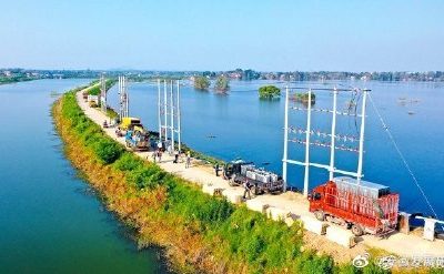 在廬江縣同大鎮(zhèn)白石天河古圩段圩堤上進(jìn)行立桿、架線、安裝配變設(shè)備