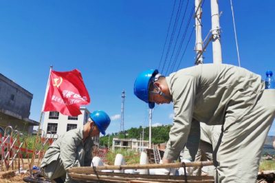 對洪港鎮(zhèn)燕廈鄉(xiāng)湖山村進(jìn)行立桿、放線工作