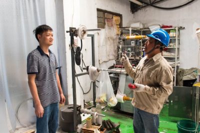 走進(jìn)轄區(qū)內(nèi)小作坊，檢查用電線路，試跳漏電保護(hù)器