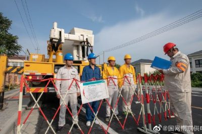 帶電作業(yè)人員在10kV橫東線#10桿上進行帶電搭接柱上開關三相引線工作