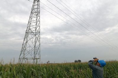 運(yùn)維檢修部輸電運(yùn)維人員對服務(wù)區(qū)供電線路設(shè)備雨后踩泥巡視
