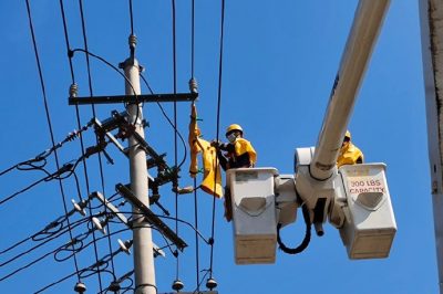 10千伏路西線櫻桃園支線26號(hào)桿進(jìn)行帶電接火作業(yè)