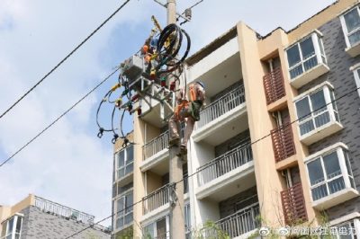 配電運(yùn)檢中心檢修人員為江蘇唐錦紡織安裝柱上開(kāi)關(guān)
