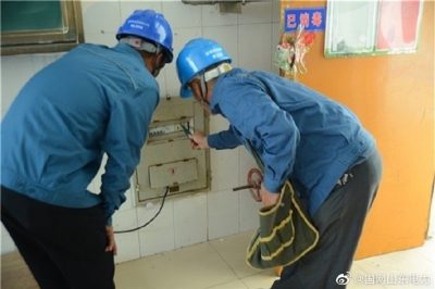 開學(xué)在即對學(xué)校重點(diǎn)檢查變壓器、配電室、插座等是否存在故障