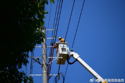 在開發(fā)區(qū)10千伏林港線開展帶電作業(yè)，為客戶帶電搭接