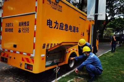 現(xiàn)場檢查供電設(shè)備，為供電電源接入應急發(fā)電車