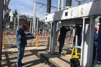 雍城變電運維班對110千伏石頭坡變進(jìn)行石雍開關(guān)機(jī)構(gòu)更換