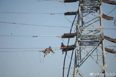 國(guó)網(wǎng)棲霞市供電公司輸電運(yùn)檢班員工對(duì)110千伏豐松Ⅱ線實(shí)施檢修消缺