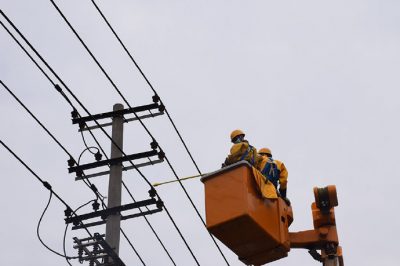 在10千伏泰薛線、造紙線雙回線路開展帶電作業(yè)