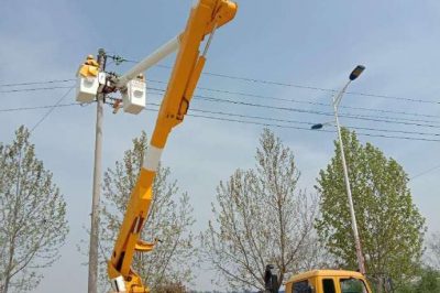 在10千伏五岔口支線2號(hào)桿，帶電更換設(shè)備線夾