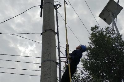 居民停電報(bào)修搶修人員迅速驅(qū)車趕赴現(xiàn)場
