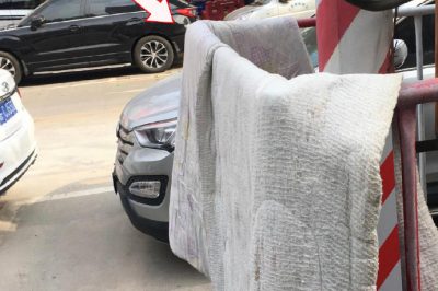 變壓器圍欄曬被？小心觸電！