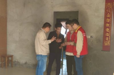 向村民面對(duì)面推廣“網(wǎng)上國網(wǎng)”APP