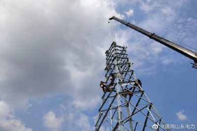 開展上林110千伏線路工程A2號、A6號、B7號鐵塔組立