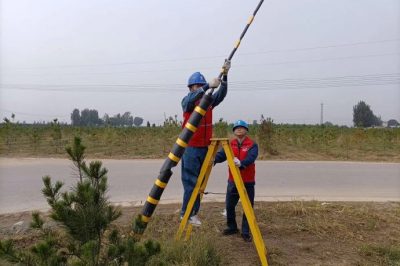深入田間地頭為配電線路桿塔拉線安裝反光膜、拉線護(hù)套