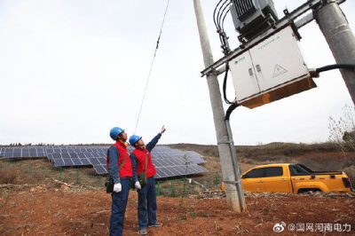 上門巡視檢查光伏發(fā)電線路、設(shè)備的運(yùn)行情況