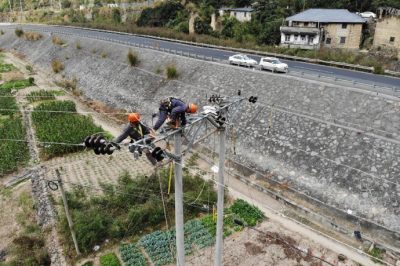 對巖泉街道薄岸村的高壓線路、設(shè)備進(jìn)行缺陷查找
