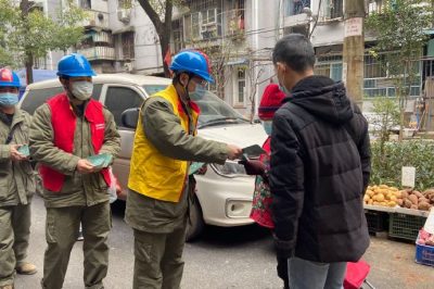 為社區(qū)孤寡老人普及用電安全知識、檢查用電安全