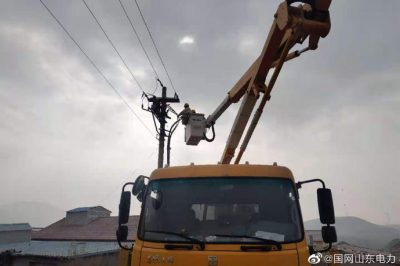 在10千伏奧源線用戶現場進行帶電作業(yè)